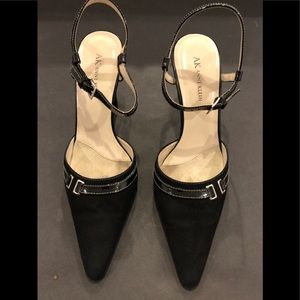 Pointy toe, suede and patent leather pump